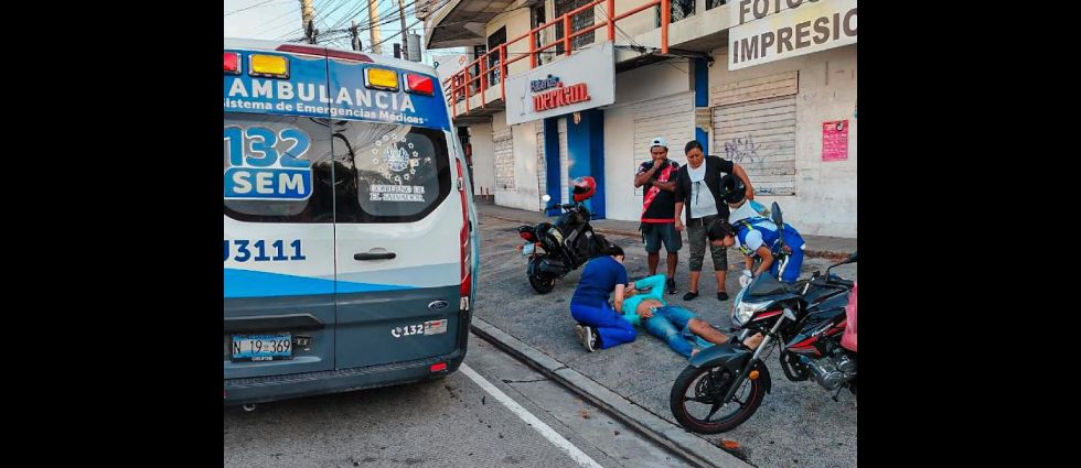 Joven acaba en el hospital tras fuerte accidente en el monumento a la Constitución