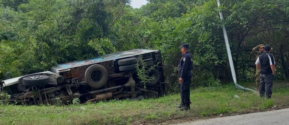 Conductor pierde el control del volante y acaba volcando en La Paz