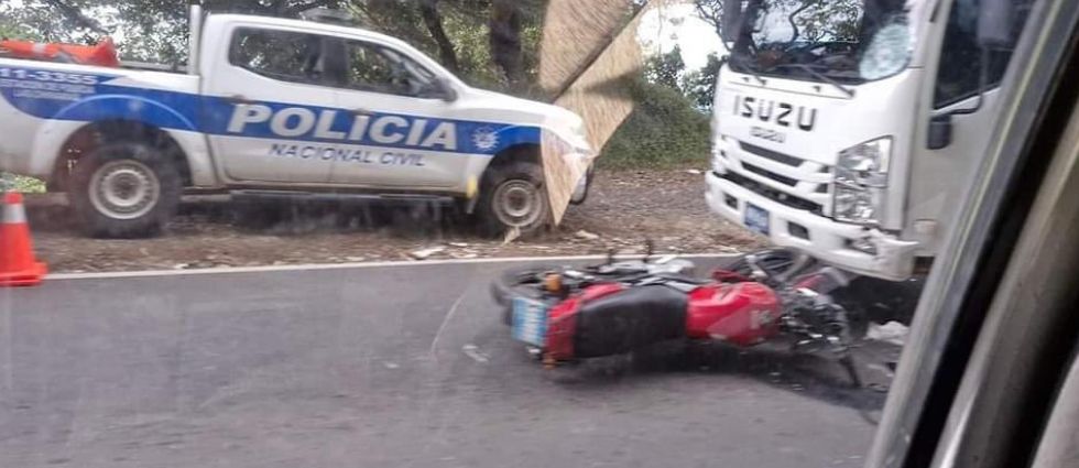 Dos lesionados de gravedad luego que conductor intentó rebasar carretera hacia Ataco