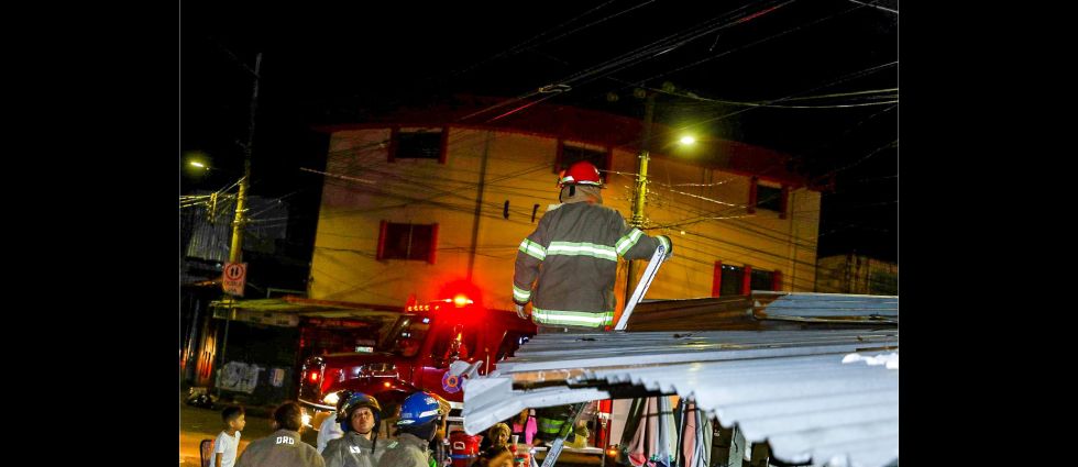 Bomberos atienden emergencia generada por un cortocircuito en San Salvador
