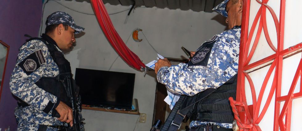 Policía verifica casa por casa en la colonia 10 de Octubre en busca de pandilleros