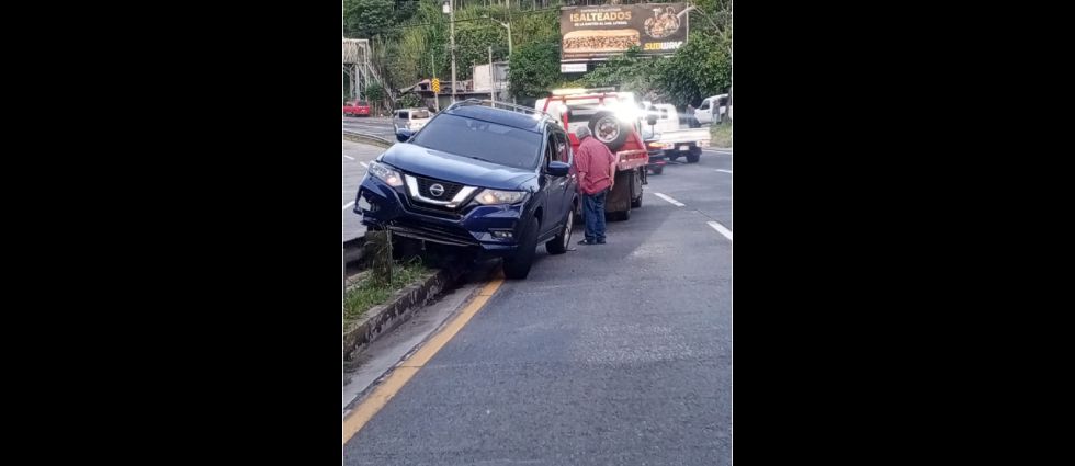 Sujeto se estrella tras conducir varios kilómetros en sentido contrario: registró 239 grados de alcohol