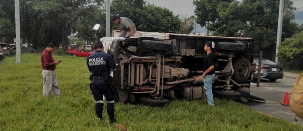 Conductor de camión vuelca carretera a Santa Ana