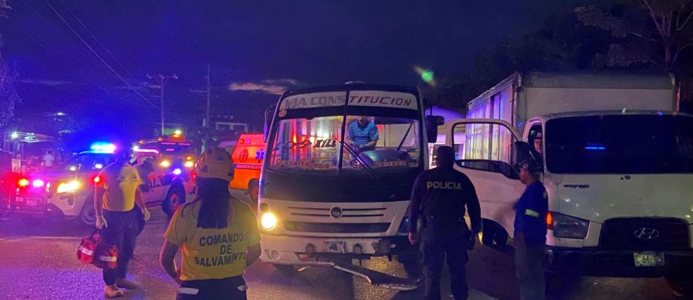 Microbús de la Ruta 109 y camión chocan sobre la carretera Panamericana Este