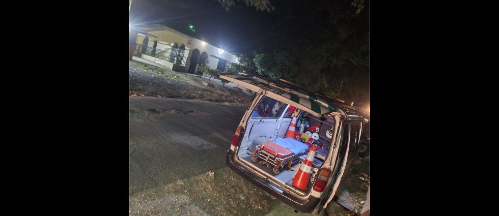 Socorristas auxilian a hombre mayor tras resultar herido en urbanización de San Salvador