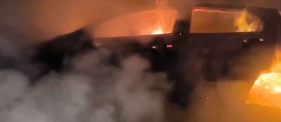 Incendio reduce a cenizas un vehículo sobre la carretera de Oro