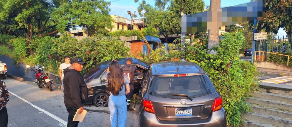 Reportan fuerte siniestro vial frente a universidad de Antiguo Cuscatlán
