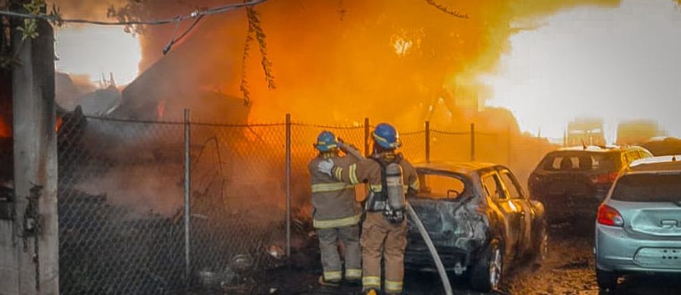 Bomberos sofocan voraz incendio en una recicladora sobre la carretera Panamericana