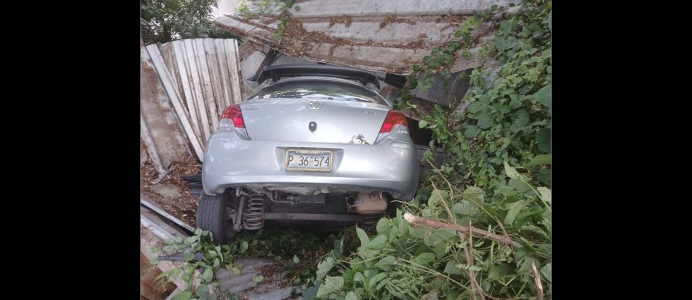 Auxilian a conductor tras precipitarse sobre una estructura en una colonia capitalina