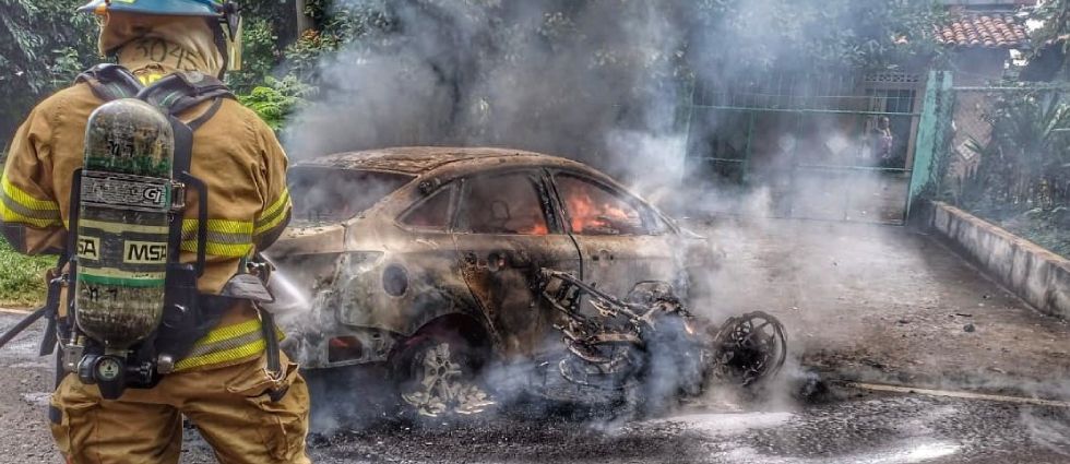 Vehículo acaba en cenizas tras incendiarse producto de un choque: hay un lesionado