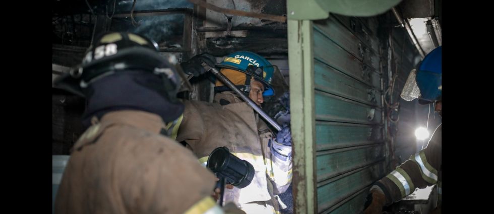 Bomberos atienden conato de incendio en mercado municipal de Apopa