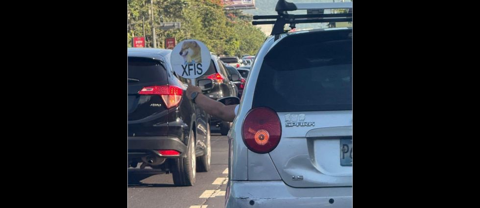 Se viraliza salvadoreño por su peculiar forma de pedir paso en el complicado tráfico capitalino