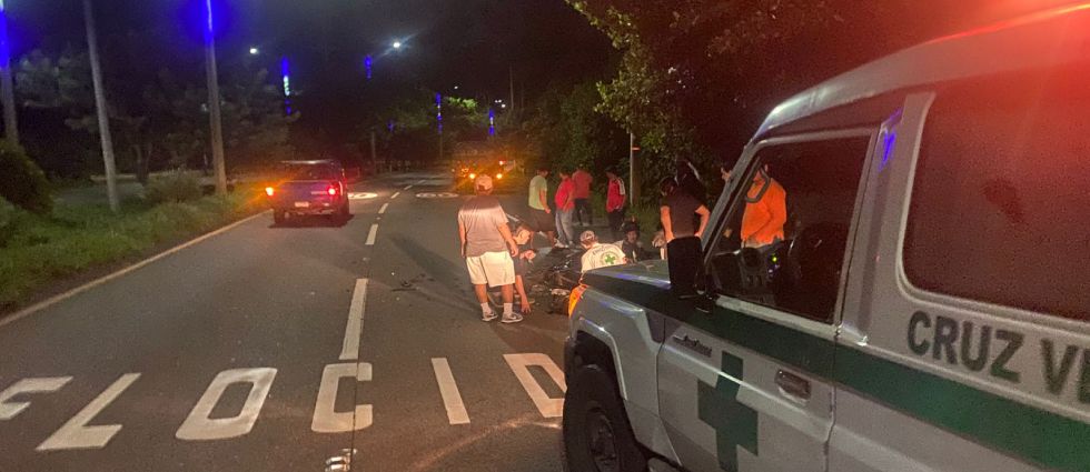 Dos hombres resultan lesionados tras grave accidente en la carretera Comalapa