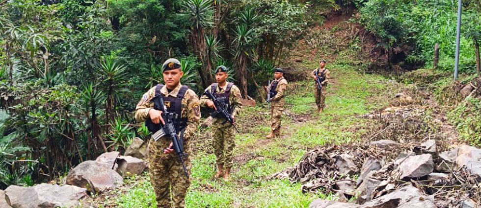 Militares patrullan áreas desoladas para evitar que remanentes de pandillas las usen como refugio