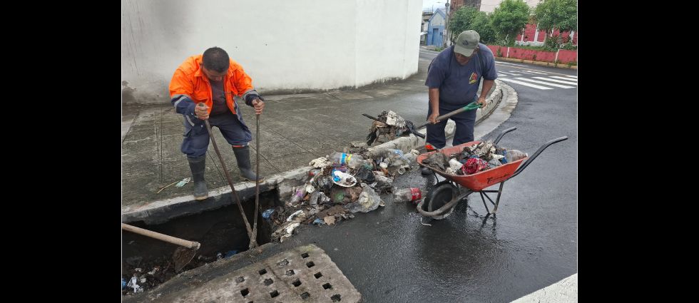 Alcaldía de San Salvador Centro limpia tragantes para evitar inundaciones por lluvias