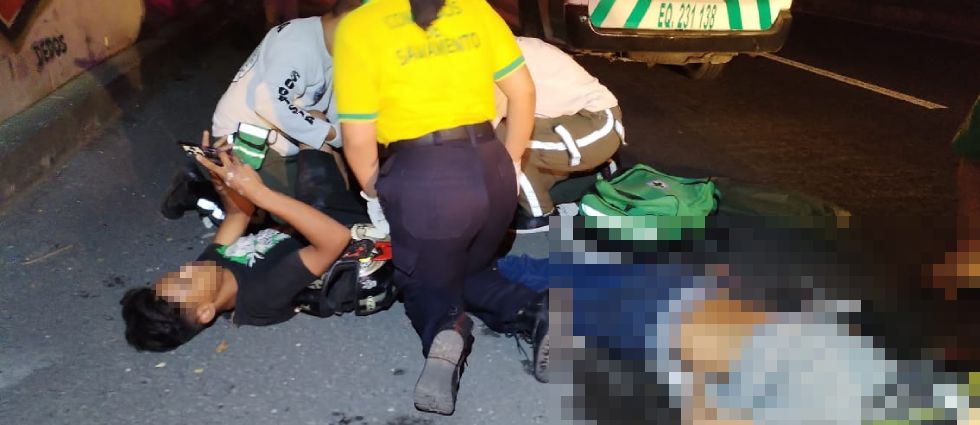 Joven motociclista fallece y un menor acaba en el hospital tras caer de paso a desnivel en Apopa