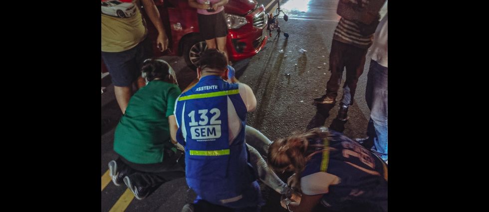 Joven mujer sufre múltiples traumas tras accidente en popular avenida de San Salvador