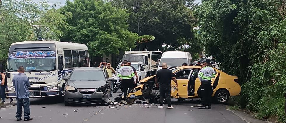 Conductores protagonizan fuerte accidente en carretera antigua a Zacatecoluca