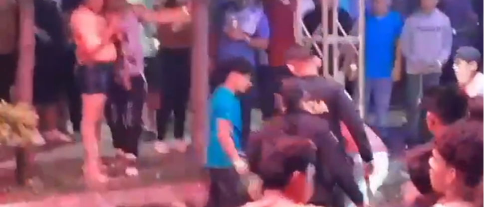 Policías ponen fin a pelea entre señoritas que se “agarraban del pelo” en carnaval