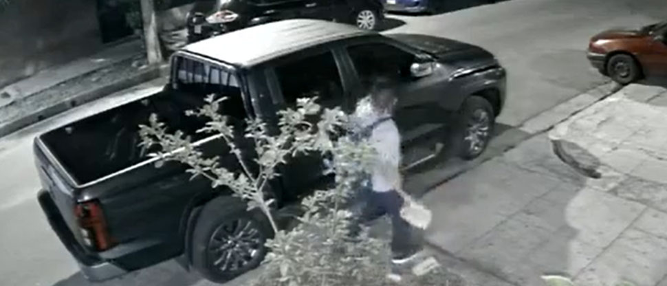 MALA COPA: Captan a sujeto “pasado de tragos” arrojando un bloque a un pick up