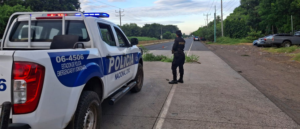 Hombre que intentaba cruzar la carretera a Acajutla fallece atropellado