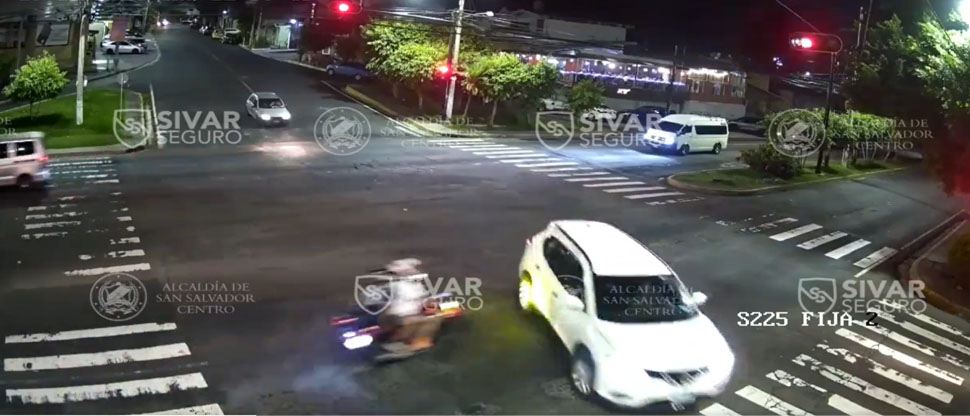 Motociclista y su acompañante resultan lesionados tras choque por no respetar luz roja del semáforo