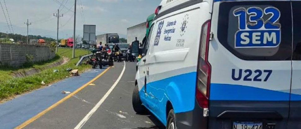 Pick up embiste a motociclista y su acompañante, una de las víctimas perdió una pierna