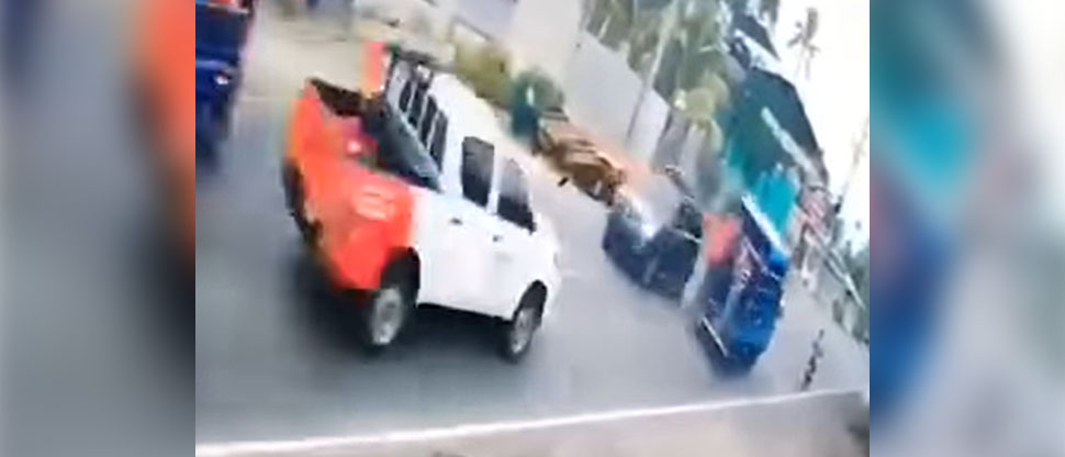 Motociclista no mira sus espejos retrovisores y es golpeado por camión y pick up en Ilobasco