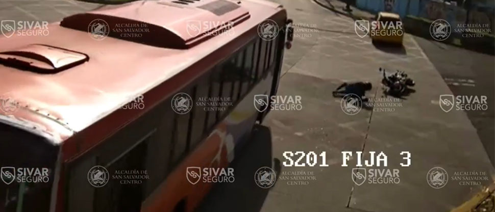 Motociclista cae al pavimento luego de ser golpeado por taxi tras hacer giro imprudente