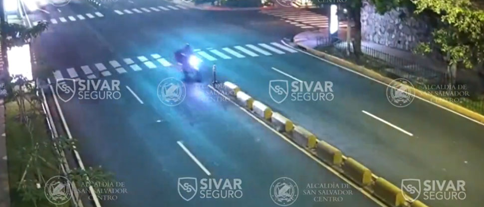Captan el instante cuando motociclista choca contra separador de carril en el Paseo Escalón