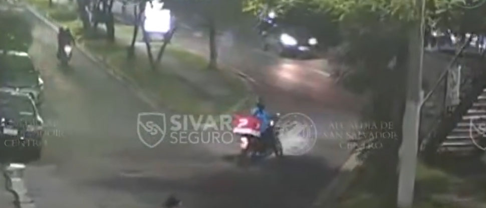 Motociclistas chocan tras incorporarse al paso a desnivel Hermano Bienvenido a Casa