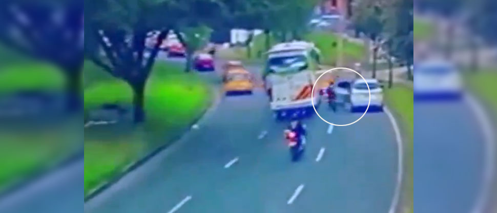 Conductor abre la puerta de su vehículo y provoca fatal accidente