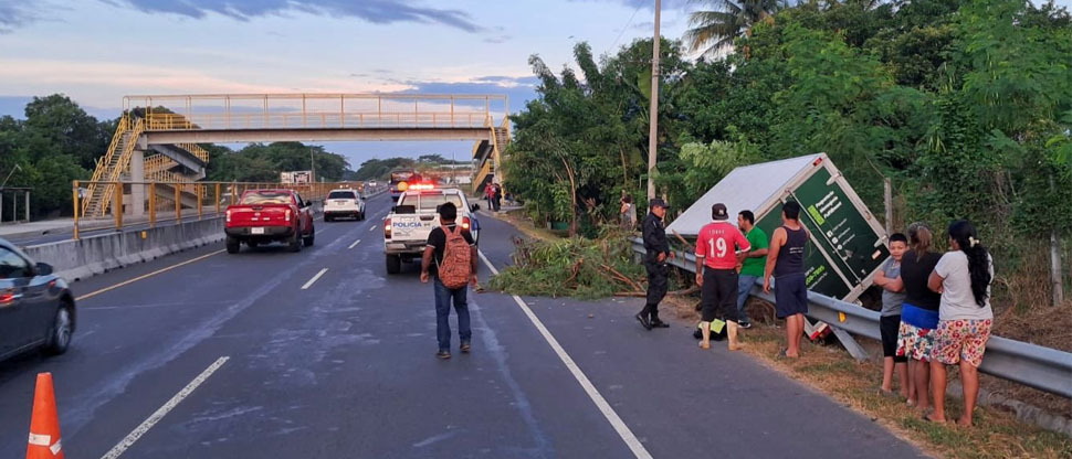 Automóvil impacta con camión y lo saca de la vía en la carretera Litoral