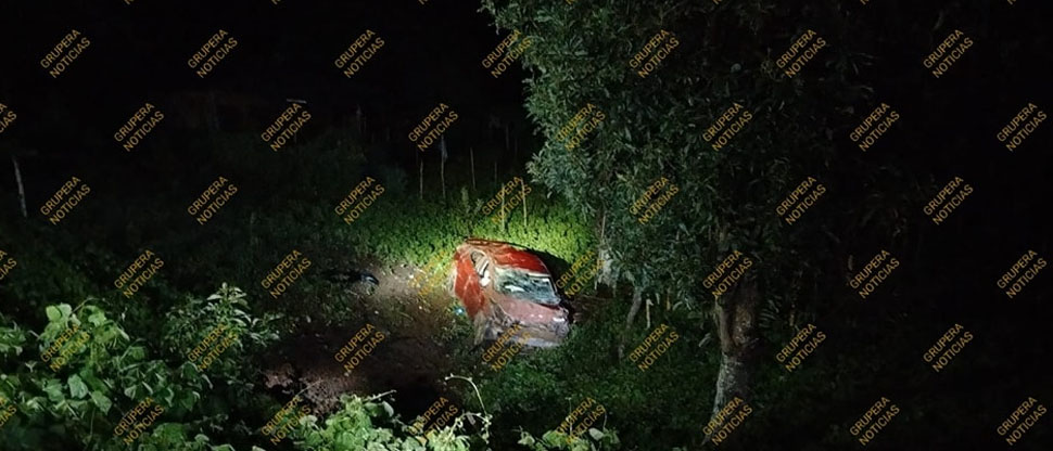 Carro cae al fondo de profundo barranco en Salcoatitán, una mujer fue hospitalizada