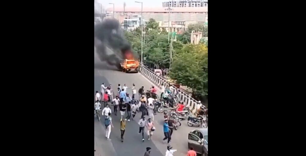 INDIA: Auto se incendia en plena marcha y rueda pendinte abajo provocando caos generalizado