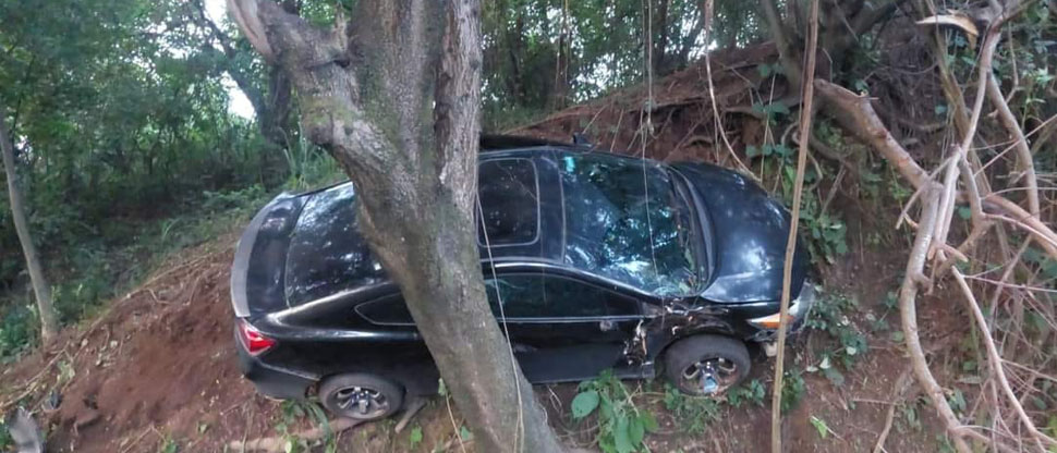 Carro queda enganchado a árbol tras caer en un barranco en El Congo, Santa Ana