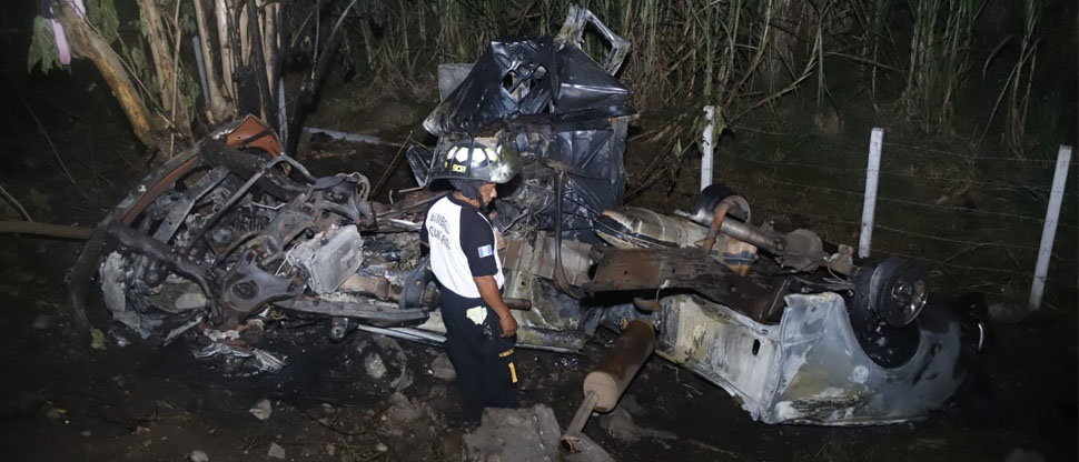 GUATEMALA: 6 personas fallecen atrapadas dentro de carro que se incendió