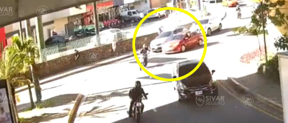 Automovilista provoca choque por incorporarse imprudentemente en redondel del Árbol de la Paz