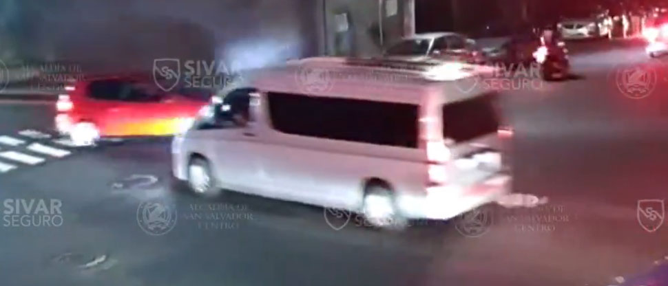 Motociclista choca contra microbús por no respetar luz roja del semáforo