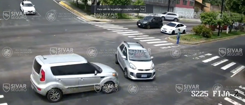 Carro que no respetó luz roja del semáforo provoca choque en el bulevar Constitución