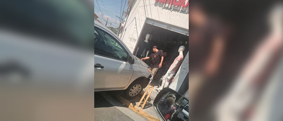 Carro particular casi se mete en bazar al protagonizar aparatoso accidente en Metapán