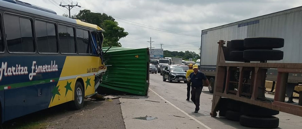 Rastra vuelca tras chocar contra bus de la ruta 205 en peligrosa curva en Sonsonate