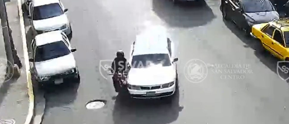 Captan instante cuando carro choca con moto que sobrepasaba por la derecha en la calle Arce