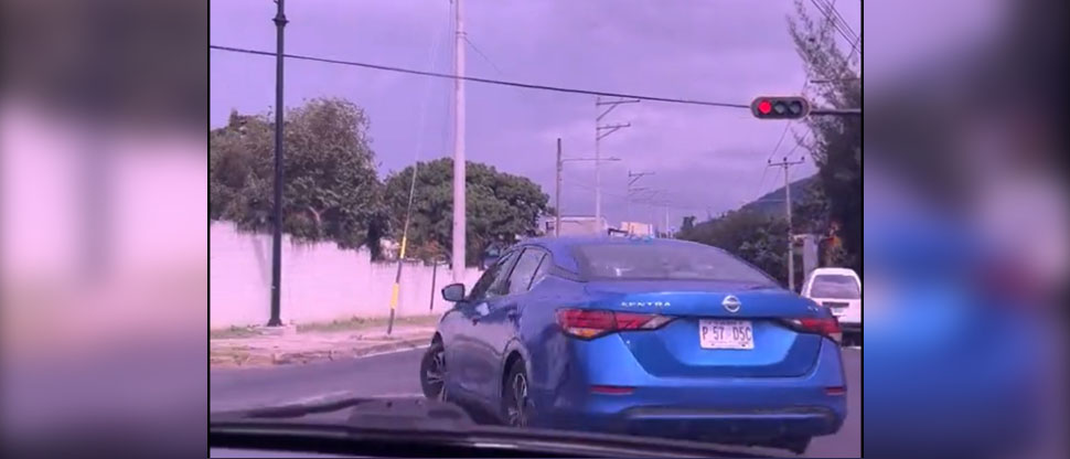 Denuncian a automovilista que hizo un giro a la izquierda en el bulevar Venezuela con semáforo en rojo 