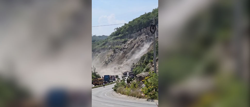 GUATEMALA: Captan instante cuando derrumbe bloquea importante carretera hacia el Atlántico