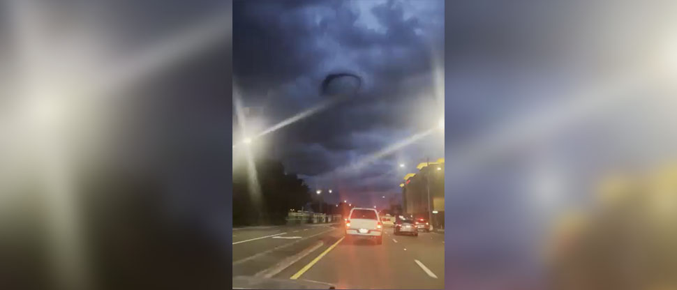 Captan extraño círculo de humo negro mientras el huracán Milton tocaba tierra en Florida