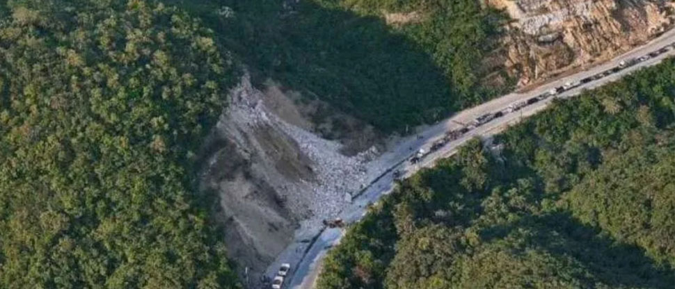 Hondureños se quedan varados en Guatemala tras derrumbe en la ruta al Atlántico