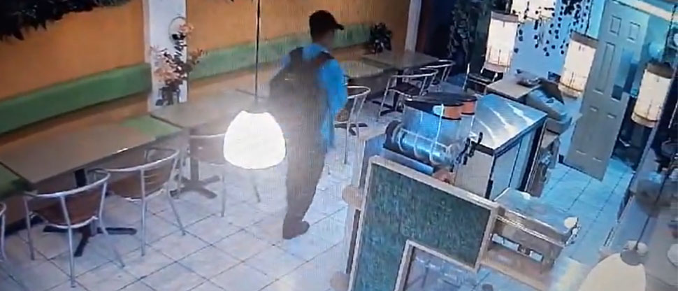 Captan a ladrón robando un celular en cafetería cerca de la plaza Bolívar