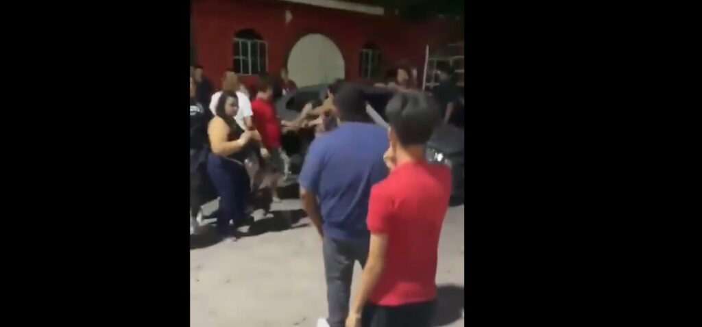 VIDEO: Denuncian a sujeto por golpear y arrastrar por el suelo a mujer en San Miguel