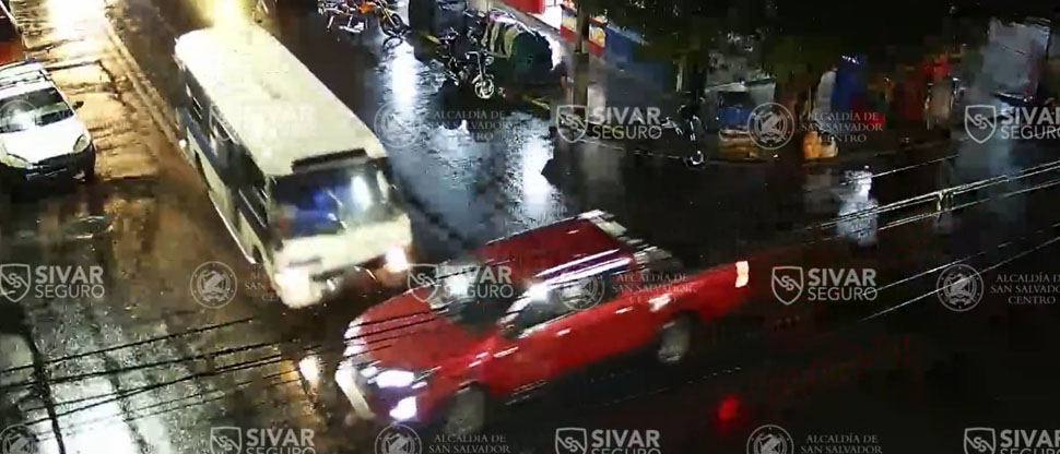 Este es el instante cuando microbús de la ruta 42-B choca contra pick up en la calle Arce